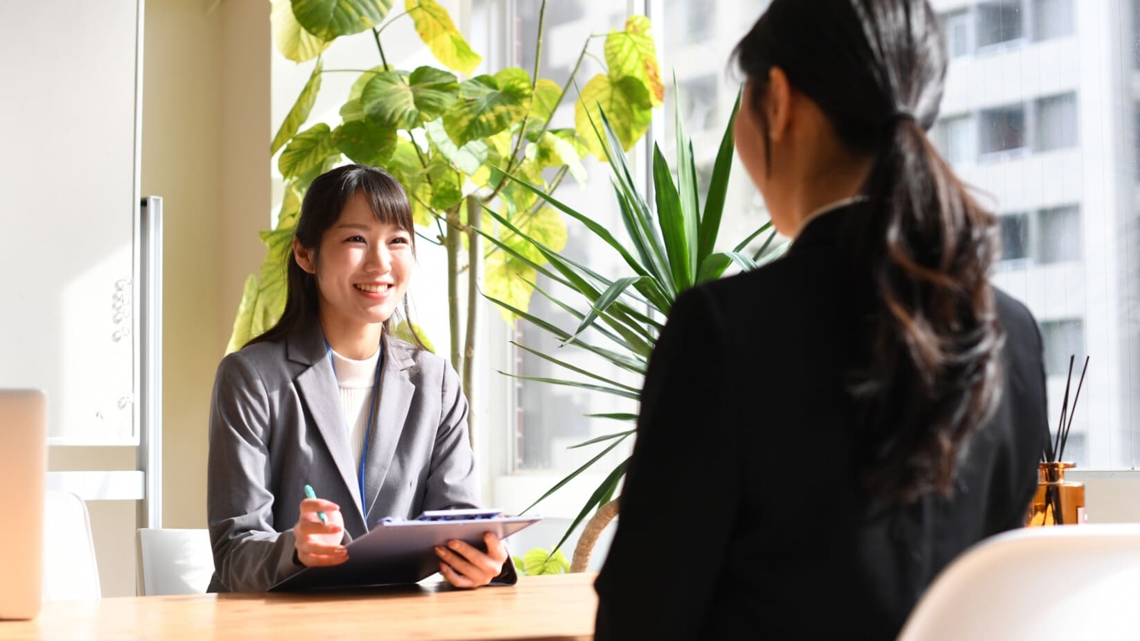 女性面接官　就活女性　面接中